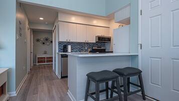 Jääkaappi, mikroaaltouuni, uuni, liesi