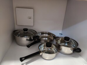 Fridge, microwave, electric kettle, cookware/dishes/utensils - one bed room (Medellin)