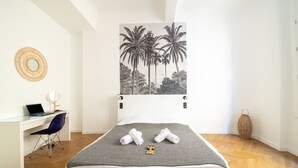 A bedroom with a bed, a desk, and a laptop. - Le Saint Firmin - Two Bedroom Apartment, Sleeps 4 (Montpellier)