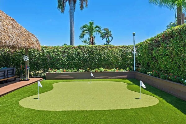 Property grounds - Tiki Paradise! Pool, mini golf, kids’ playhouse, arcade! (Dania Beach)