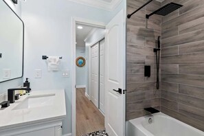 Shower, hair dryer, towels, soap - Tiki Paradise! Pool, mini golf, kids’ playhouse, arcade! (Dania Beach)