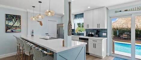 Refrigerador, microondas, horno y parrilla de estufa