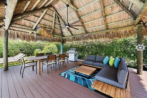 Outdoor dining - Tiki Paradise! Pool, mini golf, kids’ playhouse, arcade! (Dania Beach)