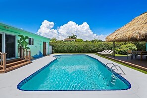 Pool - Tiki Paradise! Pool, mini golf, kids’ playhouse, arcade! (Dania Beach)