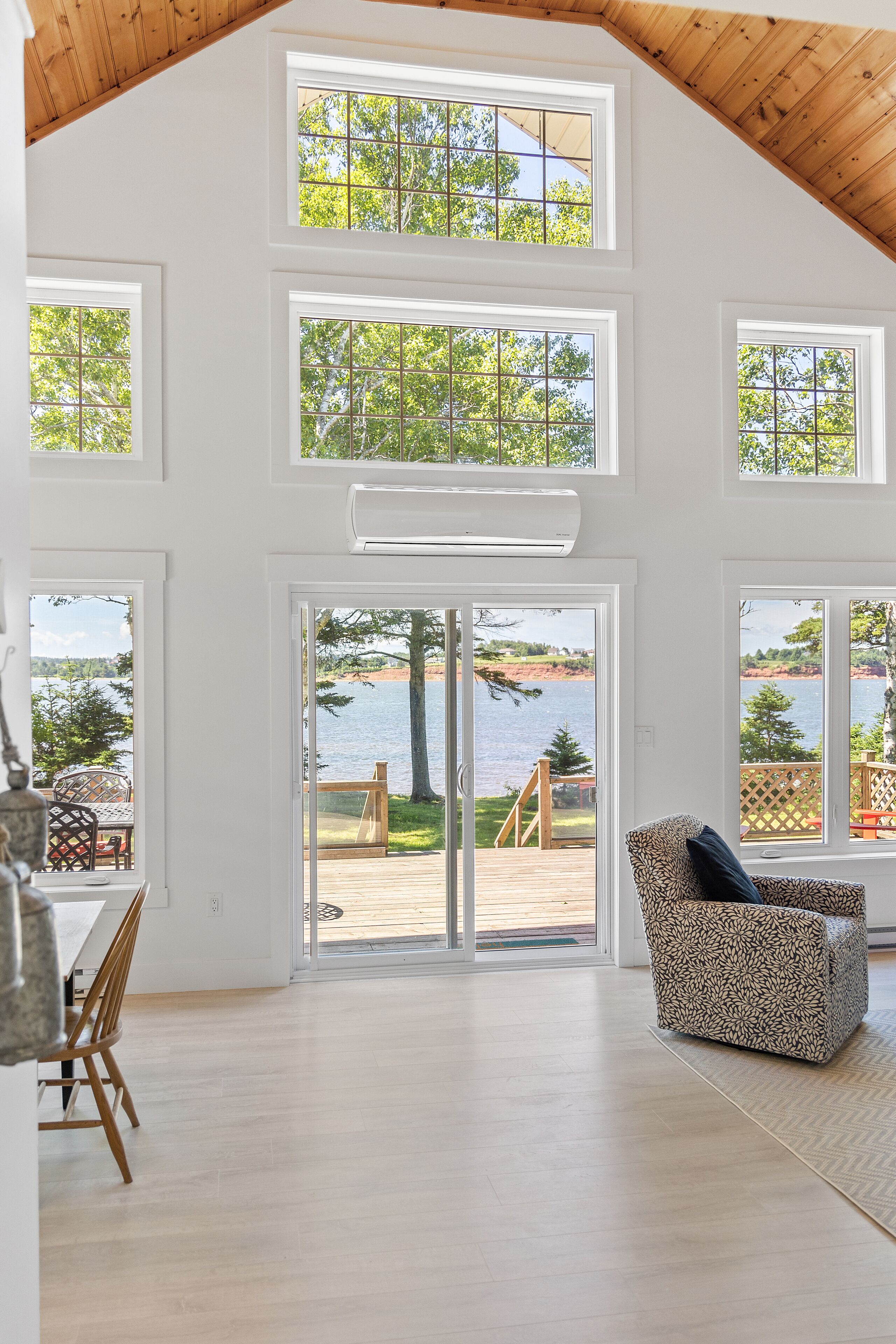 Een smart-tv en een open haard