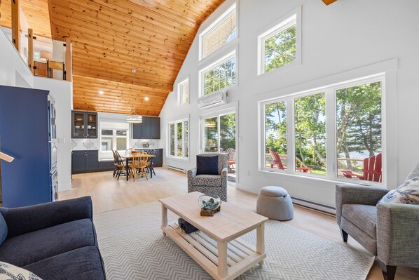 Smart TV, fireplace - Water Front Cottage in Stanley Bridge- Just Minutes To Cavendish Beach (Breadalbane)