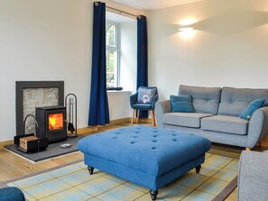 Fireplace - 3 bedroom accommodation in Glenesk (Glenesk)