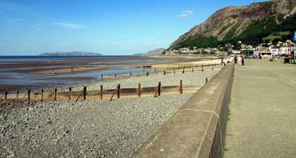 2 bedroom accommodation in Llanfairfechan, near Conwy
