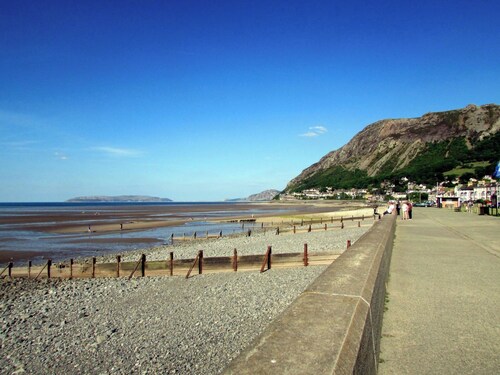 2 bedroom accommodation in Llanfairfechan, near Conwy