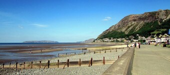 2 bedroom accommodation in Llanfairfechan, near Conwy