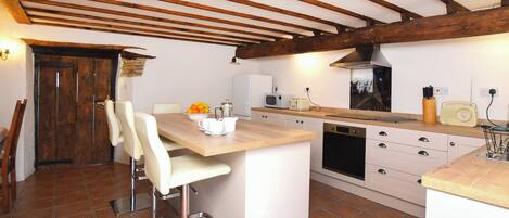 Diskmaskin, barnstol och grytor/köksredskap