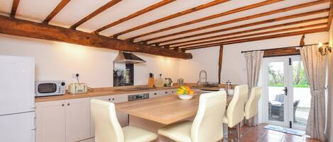 غسالة أطباق، كرسي للأطفال، مستلزمات طهي/أطباق/أوعية