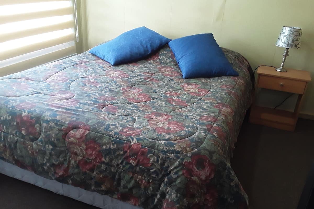 Traditional Single Room | Laptop workspace, WiFi (free)