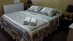Family Room | Laptop workspace, WiFi (free) - Hostal Don Pedro (Natales)