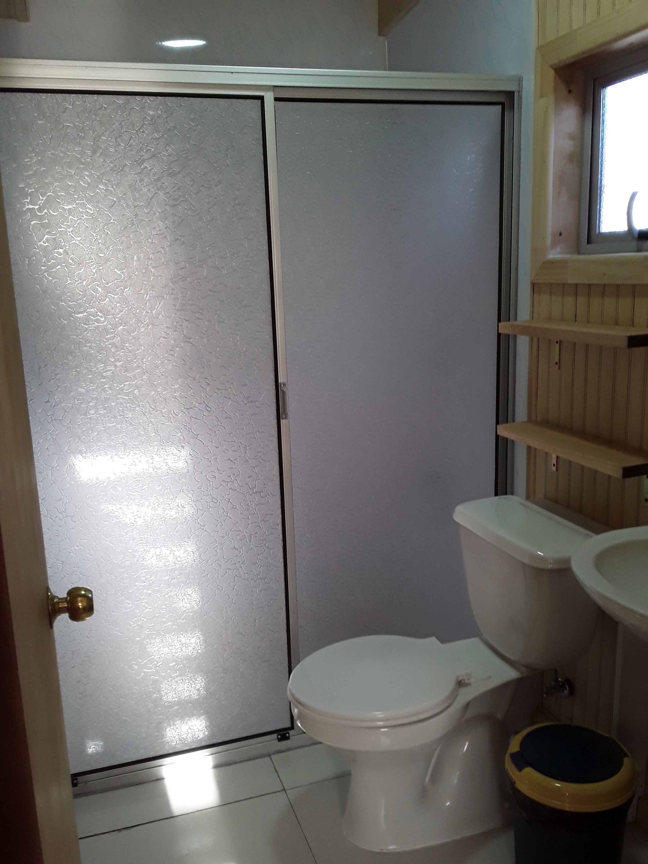 Familien-Ferienhütte | Badezimmer | Duschwanne, Designer-Toilettenartikel, Haartrockner, Handtücher
