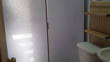 Familien-Ferienhütte | Badezimmer | Duschwanne, Designer-Toilettenartikel, Haartrockner, Handtücher