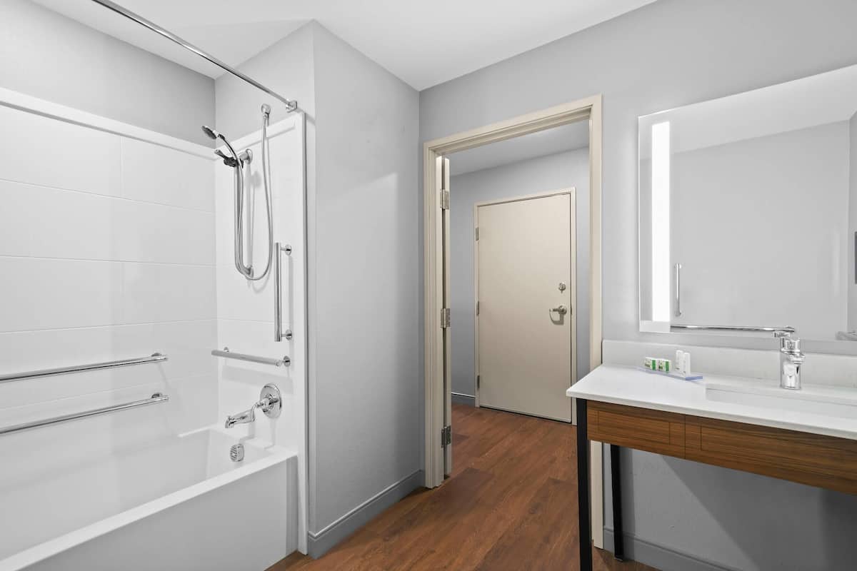 Ein modernes Badezimmer mit Dusche, Toilette und Waschbecken.