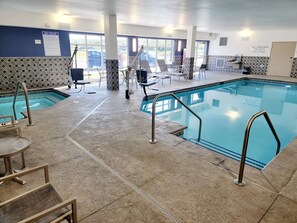 Indendørs pool, åben fra kl. 07.00 til kl. 22.00, liggestole