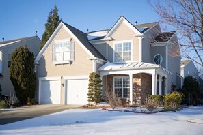 Exterior - Spacious home in UNC area with dedicated office near Starbucks (Charlotte)