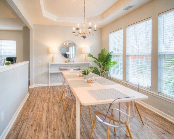 Dining - Spacious home in UNC area with dedicated office near Starbucks (Charlotte)