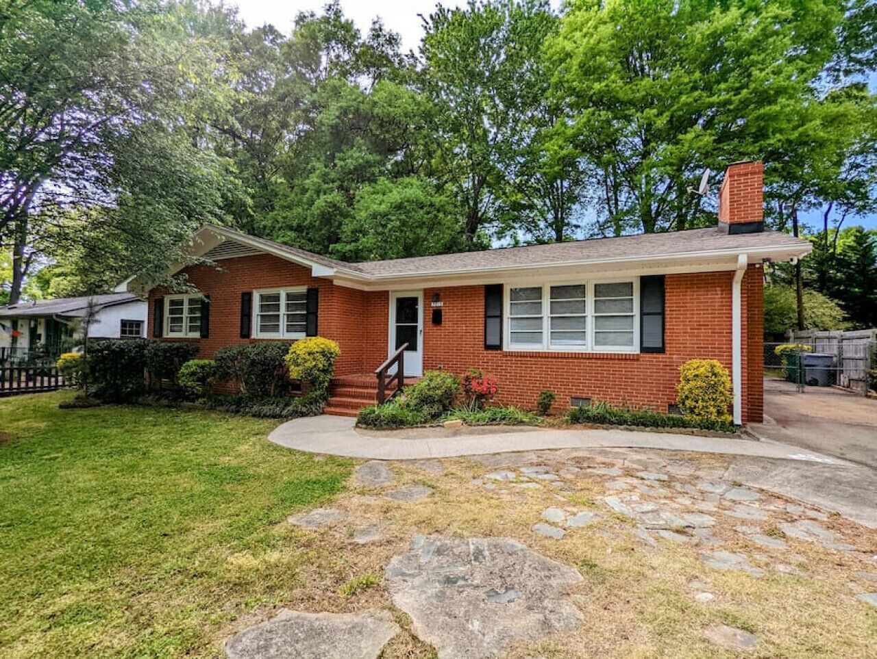 Charming bungalow with dedicated office & garden with string lights