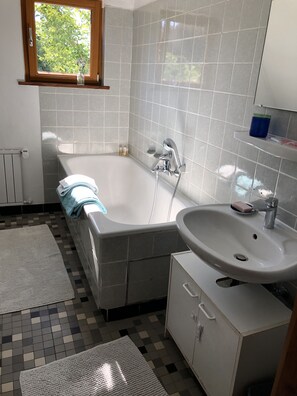 Badekar, hårtørrer, håndklæder, Sæbe
