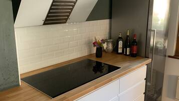 Kühlschrank, Mikrowelle, Ofen, Herdplatte