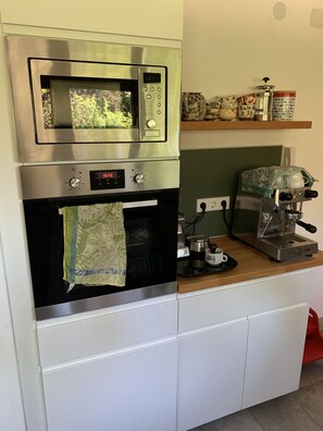 Refrigerador, microondas, horno y parrilla de estufa 