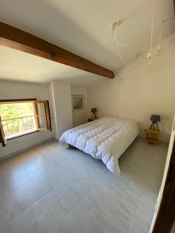 2 habitaciones, tabla de planchar con plancha y wifi gratis 