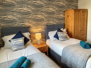 3 bedrooms, free WiFi, bed sheets - 3 bedroom accommodation in Appledore (Appledore)