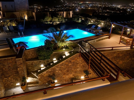 Una piscina al aire libre. Lux Villa, 5 Master BR, Private Pool, Sunset View!