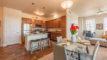 Deluxe Apartment | In-room dining