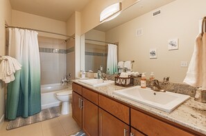 Apartemen Deluks | Kamar mandi | Handuk