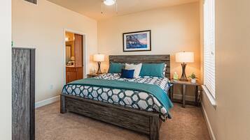 Apartamento luxo | 2 quartos, escrivaninha, espaço de trabalho para notebook