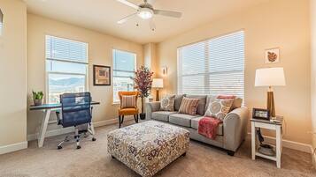 Deluxe Apartment | Living area