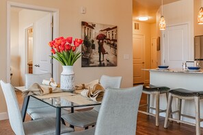 In-room dining - Modern  Mountain view very clean (Colorado Springs)