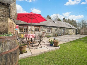 Outdoor dining - Llyn Peninsula historic holiday cottage, a restored 18th century longhouse. (Garndolbenmaen, near Porthmadog)