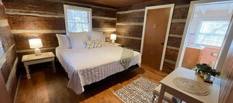 Cabin 1 - 1 Bedroom Cozy Cabin with Mountain View in Pioneer Village