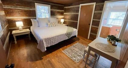 Cabin 1 - 1 Bedroom Cozy Cabin with Mountain View in Pioneer Village