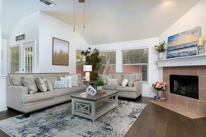 Smart TV, lareira, livros