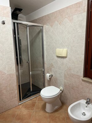 Badekar, hårtørrer, bidet, Toiletpapir