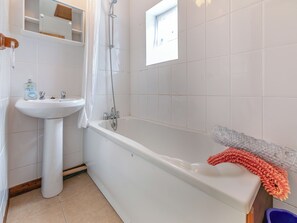 Un baño con bañera, lavamanos y ducha.