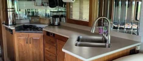 Refrigerador, microondas, parrilla de estufa y cafetera y tetera