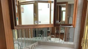 淋浴设施、毛巾、肥皂、卫生纸