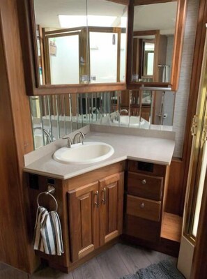 Douche, serviettes fournies, savon, papier de toilette