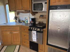 Four Ă micro-ondes, un four, surface de cuisson