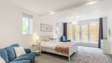4 bedrooms, free WiFi, bed sheets, wheelchair access
