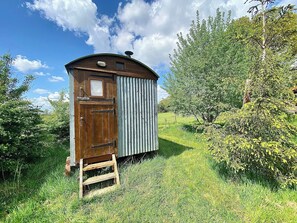 Exterior - Birch Shepherds Hut - UK38825 (Cricklade)