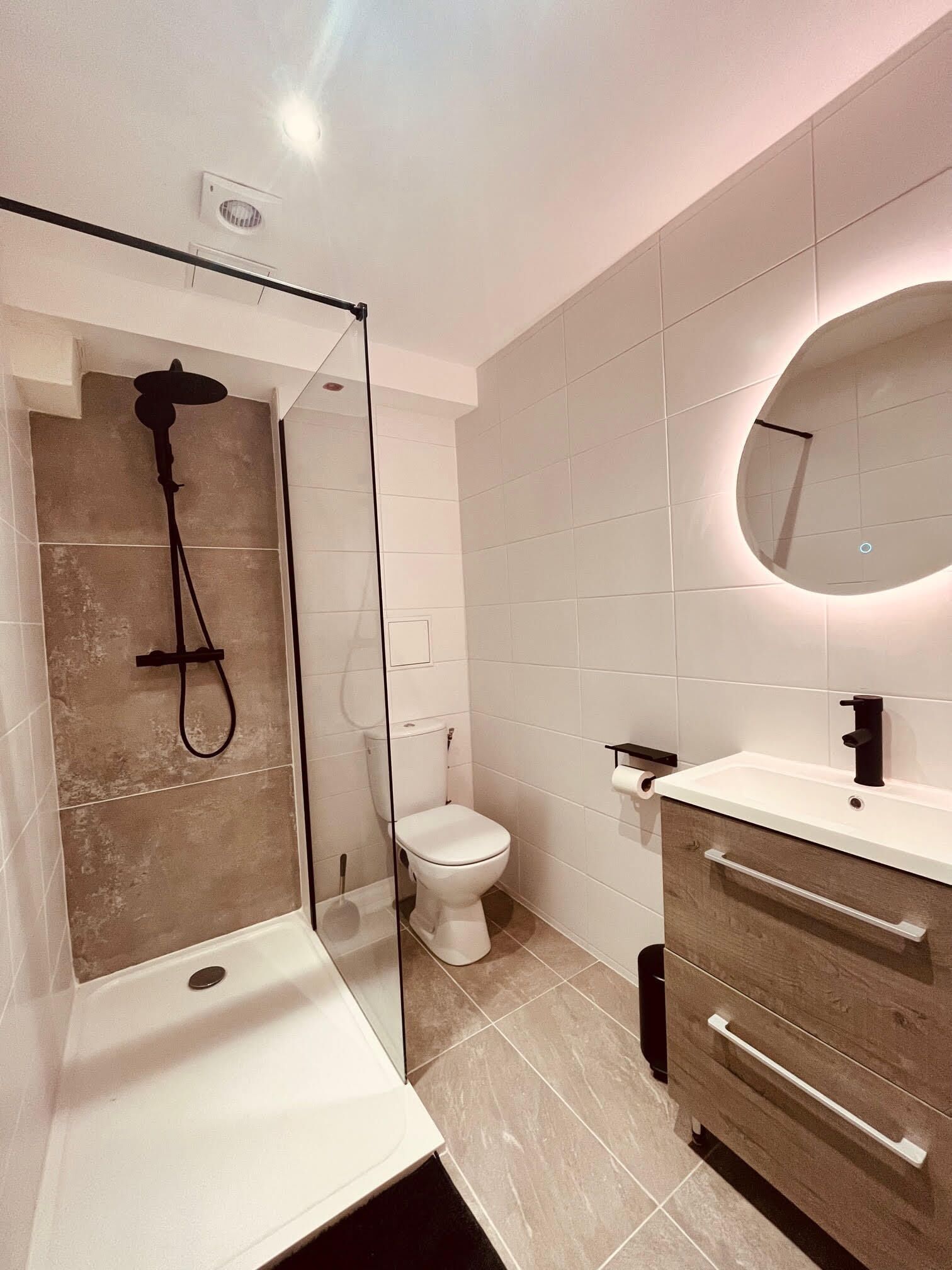 CHAMBRE MUSCADELLE | Salle de bain | Douche, douche à « effet pluie », articles de toilette gratuits