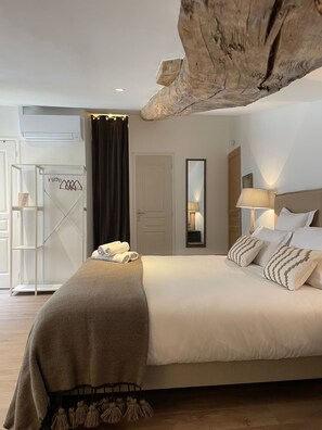 CHAMBRE MARGAUX | 高級寝具、セレクト コンフォート製ベッド、ミニバー、客室ごとに異なる装飾